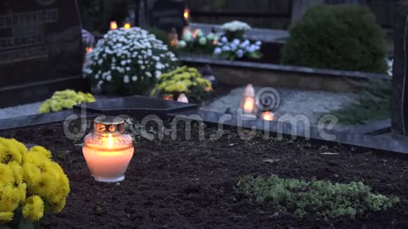 墓地玻璃黑地坟后的烛焰4K视频的预览图