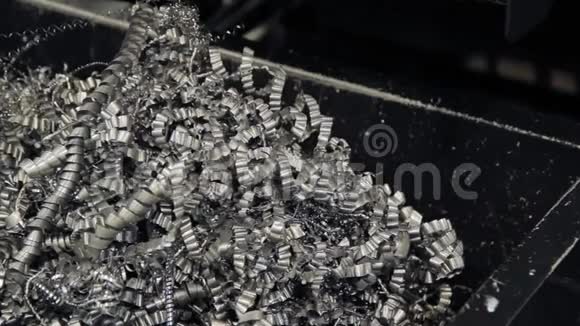 金属屑在金属加工后脱落一堆金属刨花铁视频的预览图