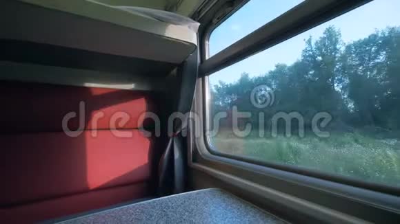 在一列移动的火车上轿跑车内部的侧面视图乘火车旅行的概念视频的预览图