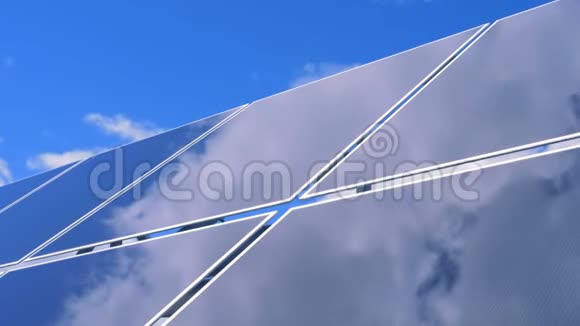 在太阳能组件光滑的表面反射多云的蓝天视频的预览图