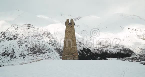 格鲁吉亚MtskhetaMtianeti地区Sioni村古旧石瞭望塔山上村冬季季节视频的预览图