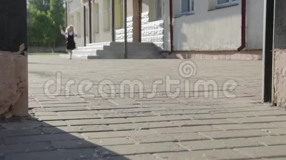 一个穿着校服肩上拿着公文包的滑稽女生跑完了视频的预览图