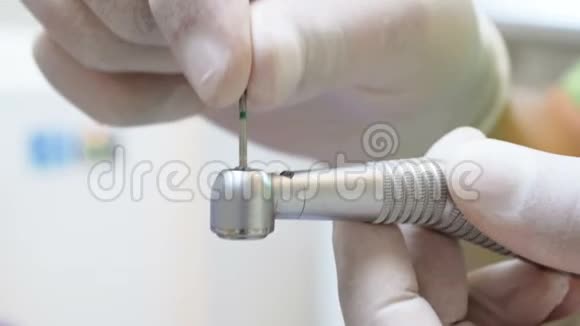 牙科医生在乳胶手套中插入钻头视频的预览图