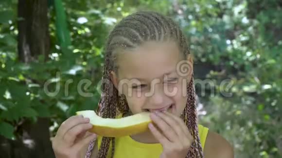 女孩吃黄瓜视频的预览图