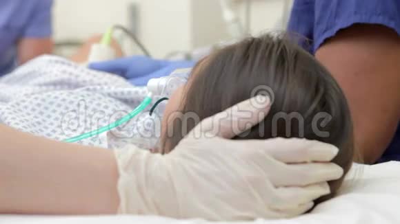 在医院接受试管婴儿治疗的妇女视频的预览图