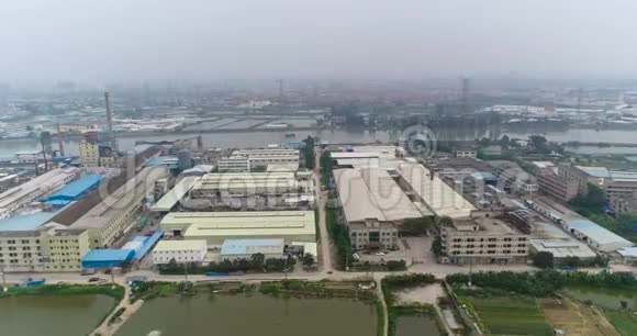 中国广州工业区令人沮丧的景观工业区灰色暗淡景观悲伤的观点视频的预览图