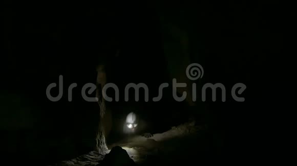 这位年轻的男性speelist是在黑暗的洞穴里被抓住的恐怖视频的预览图