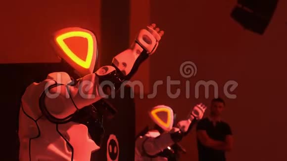 现代机器人技术机器人舞蹈派对智能机器人技术舞蹈表演新娱乐视频的预览图