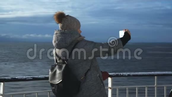 女人在冰冷的船上自拍视频的预览图