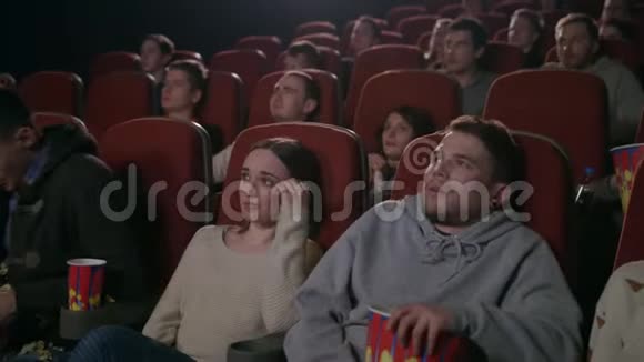 1年轻人在电影院看恐怖电影时吓坏了视频的预览图