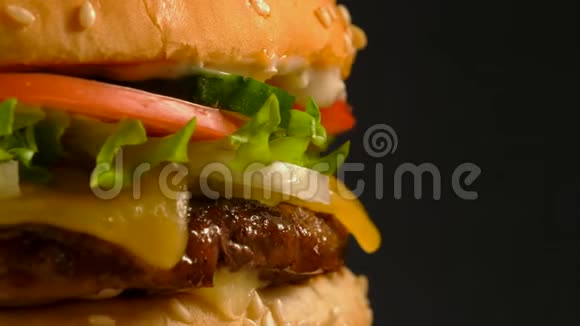 用馅饼洋葱蔬菜融化的奶酪生菜和蛋黄酱做成的烤牛肉汉堡美国快餐视频的预览图