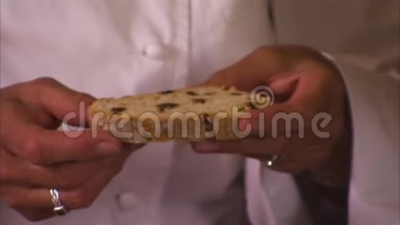 厨师拿着葡萄干面包视频的预览图