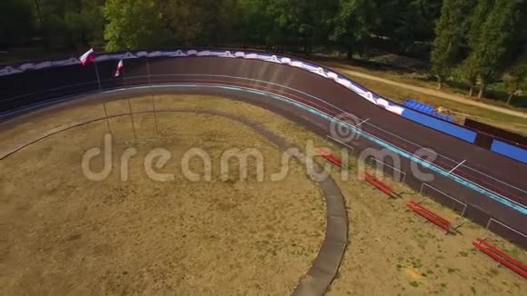 空气视图新的空的现代自行车赛道外门视频的预览图