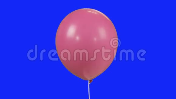 粉色气球与氦气飞行在蓝色光环股票视频视频的预览图