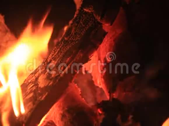 夜间火灾中燃木的特写视频的预览图