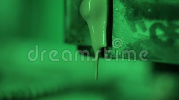 绿色油漆滴落下来视频的预览图
