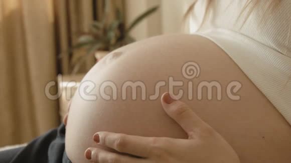 医生用听诊器听孕妇腹部视频的预览图