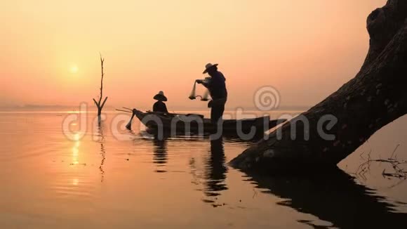 渔夫准备钓鱼视频的预览图