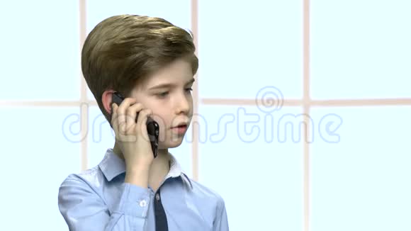 自信的小男孩在手机上说话视频的预览图