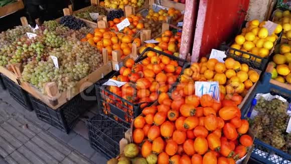 街市集有各种水果柿子橘子梨等视频的预览图