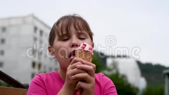 3女孩在炎热的天气里吃着美味的冰淇淋视频的预览图