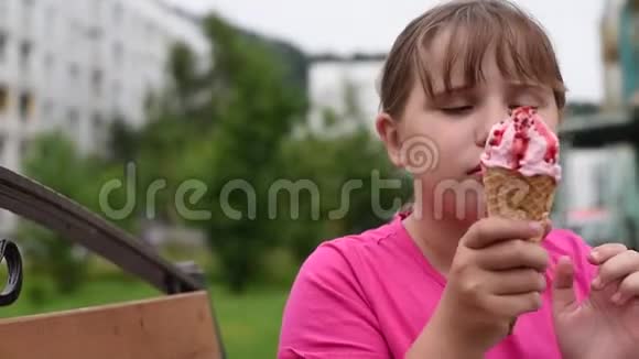 3女孩在炎热的天气里吃着美味的冰淇淋视频的预览图