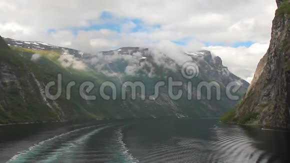 来自机动船和Geirangerfjord的死水痕迹挪威斯特兰达视频的预览图
