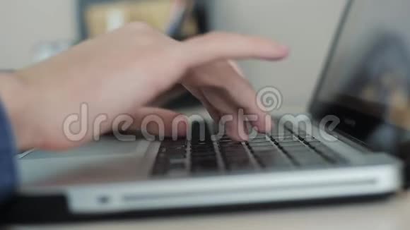 关闭男性手打字键盘模糊背景键盘上的手指相机在移动视频的预览图