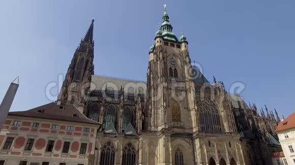 布拉格著名圣维特大教堂阳光明媚新哥特式风格的纪念碑视频的预览图