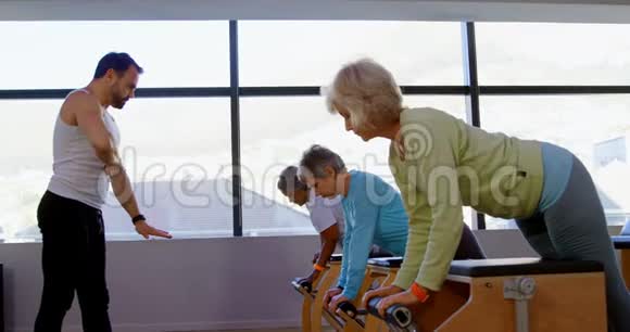 协助高级妇女锻炼4k视频的预览图