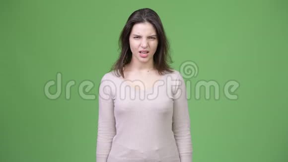 年轻愤怒的美女指着镜头说话视频的预览图
