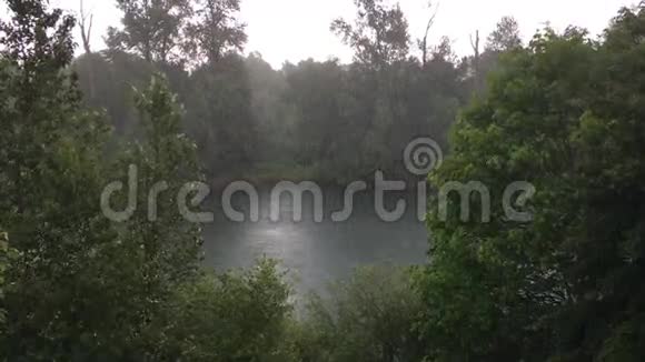 在威拉米特河上浇雨视频的预览图