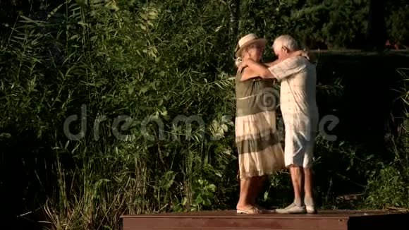 可爱的一对老年人在户外跳舞视频的预览图