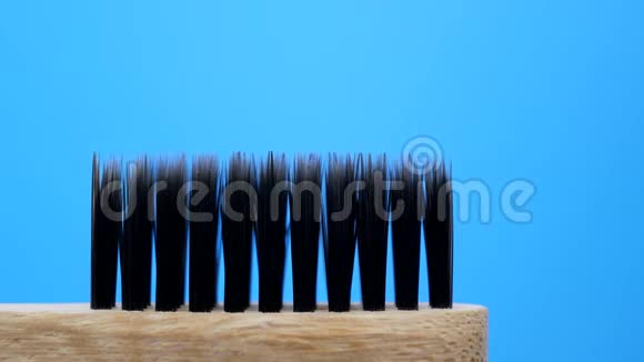白色牙膏用木刷从管子里出来视频的预览图