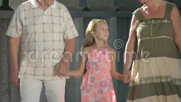 女孩和她的祖父母一起散步视频的预览图