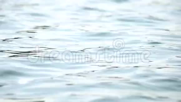 关闭海或池湖水面视频的预览图
