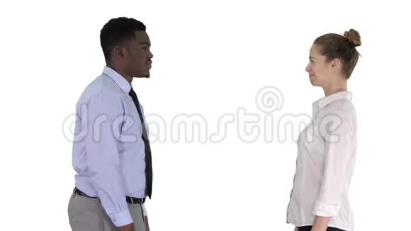 商业女性和商业男性在白色背景上为照片拍照握手视频的预览图