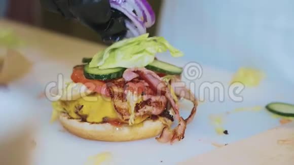 厨师在快餐店做汉堡视频的预览图