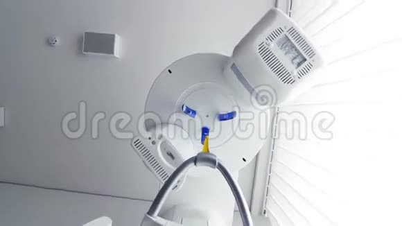 现代全景旋转数字X光机在牙科办公室牙科诊所设备从底部看视频的预览图