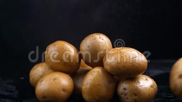黑背景下分离出来的马铃薯卷菜视频的预览图