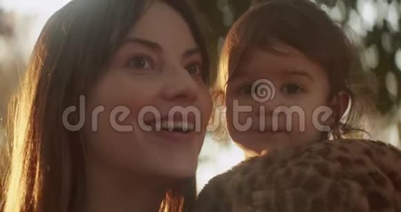 妈妈和宝贝女儿在秋天探索户外活动视频的预览图