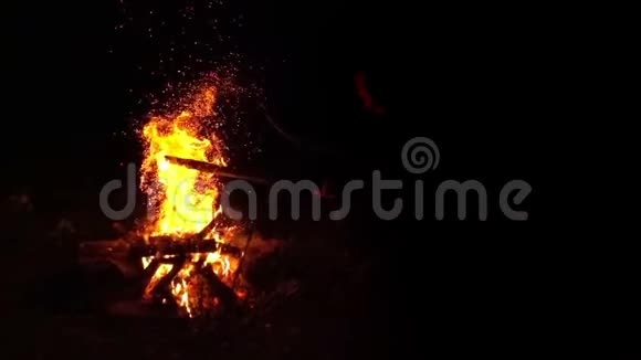 来自篝火的火花燃烧视频的预览图