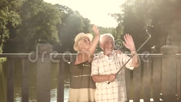 老年人用自拍棒拍视频视频的预览图