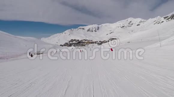 许多滑雪者在山腰滑雪到车站滑雪电梯视频的预览图