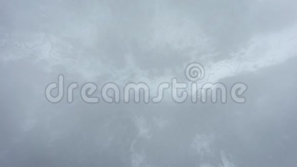 鸟瞰野生寒冷的冬林从云层中飞行视频的预览图