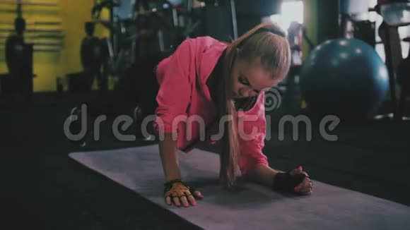 年轻漂亮的运动女孩带着地毯健身体育运动视频的预览图