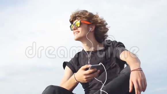 在天空背景下年轻的帅哥在户外微笑视频的预览图