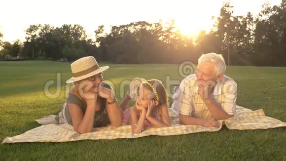 老人和孙女在公园里休息视频的预览图