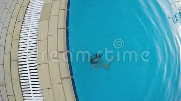 从游泳池出来的小女孩的特写镜头视频的预览图
