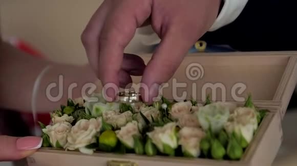 戴着鲜花的结婚戒指视频的预览图